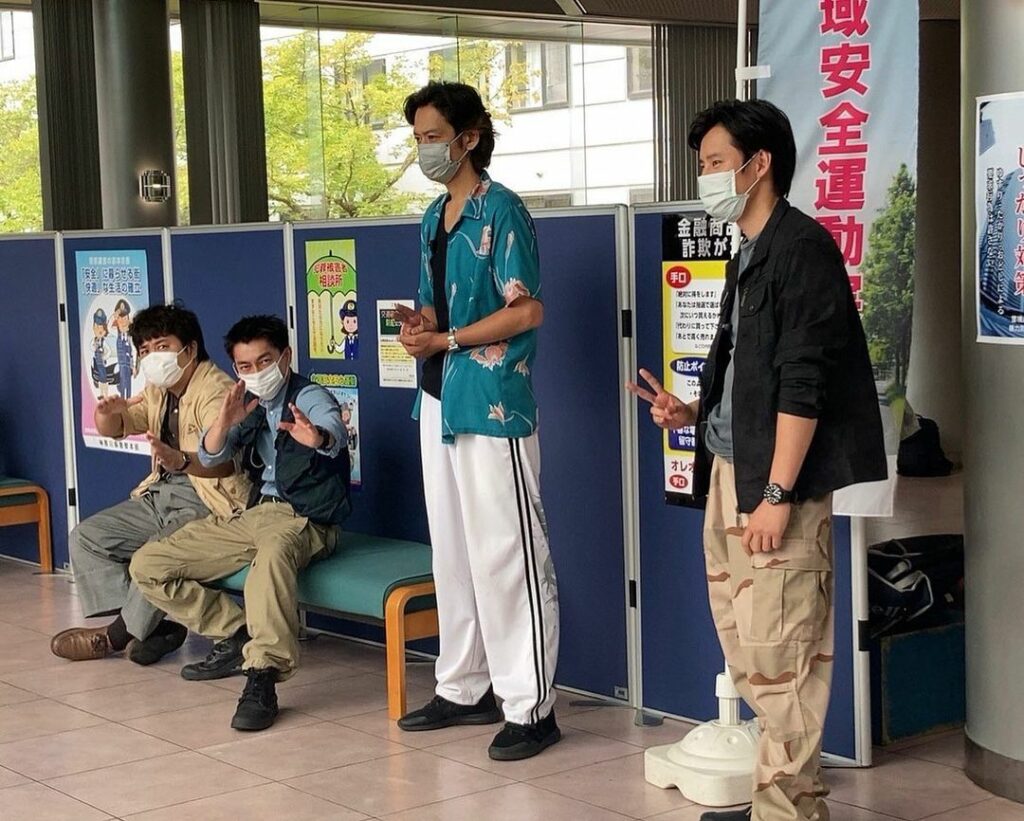 .
＼9話の裏側／

9話の出動シーンの合間、
港東警察署のロビーで
待機中のカルテットの皆さん

全員オフショットカメラに気づいて、
ポーズしてくれました

...