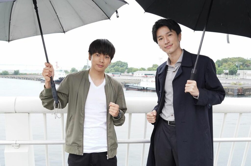 .
＼#LASTCALL のオフショット／

ロケの合間、
少し雨が降ってきたので
傘をさして待機中の
透ちゃん(#増田貴久)と
重藤班長(#増田昇太 #NOP...