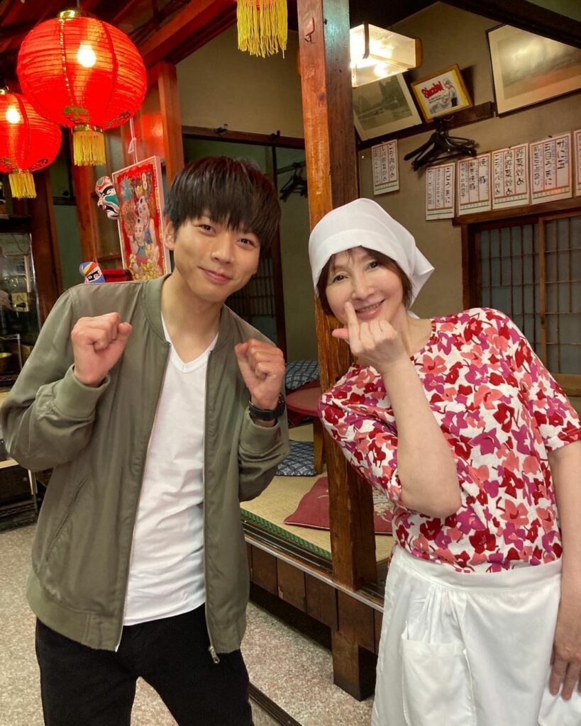 .
＼#LASTCALL オフショット／

ECUメンバーが通う
懐かしの居酒屋にて

透ちゃん(#増田貴久)と
店主の志津さん(#YOU)

撮影後、増田さん...