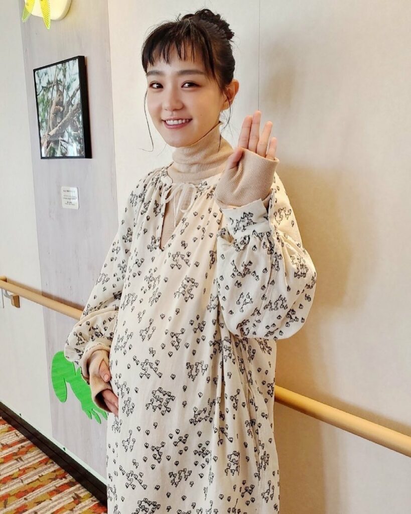 ／
映画では...尾野ちゃんがおめでた
＼

#奈緒
#今回は妊婦さんっ
#パパはいったい誰
#身重でも船上パーティーに参加しちゃう
#アグレッシブさたるやｗ
...