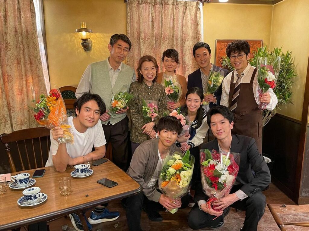 .
／
#LASTCALL
クランクアップ
＼

突然ですが、
透ちゃん(増田貴久)から
皆さんに最後の捜査依頼です

クランクアップ写真をスワイプして、
1枚...