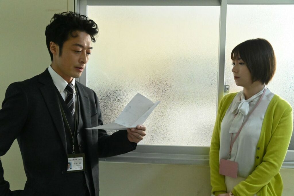 中村先生（ #和田聰宏 ）に何かを渡す小畑先生（ #阿部華也子 ）。
ちょっとうれしそうな中村先生ですが・・・何を渡しているのでしょうか？
正解は11月6日...