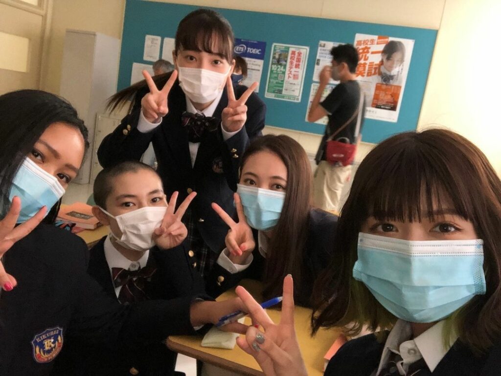 顔だけ先生第5話まもなくスタートですよ！ 
土ドラ公式Twitter(@tokaitv_dodra)では裏話&オフショットのリアタイツイートあります
放送と...