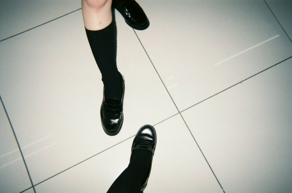 顔だけクイズ

このショットは誰の足を撮影したものでしょうか？
「顔だけ先生」は個性溢れる生徒揃いなので、それぞれ履いている靴も違うんです
わかった人は...