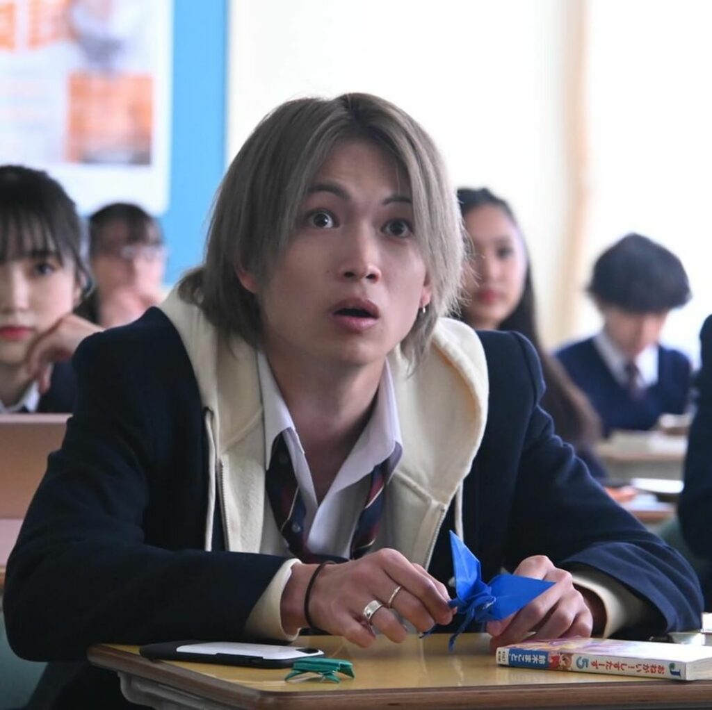 顔だけ先生写真館

遠藤先生が占いを始めるところからスタートする第8話
今回はどんなふうに生徒たちの悩みを解決するのか、しないのか！？
そんな8話より教室でのシ...