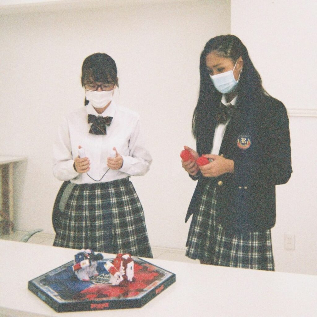 顔だけオフショット

放送終わりのお楽しみ、ボクシングゲームは生徒キャストも興味津々

今週の対戦は誰でしょうか？予想はコメントにて受付中！！

#顔だけ先生
...