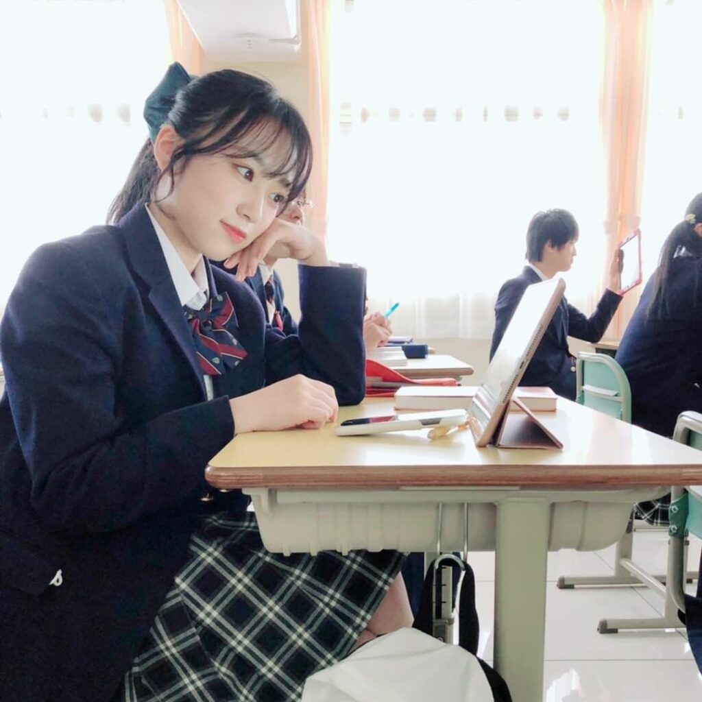 今週末放送の顔だけ先生第10話は愛佳回
ということで、
愛佳役矢吹奈子さんのオフショットをお届けします

第10話ではいつも明るく元気な愛佳の悩みが露見。まさか...