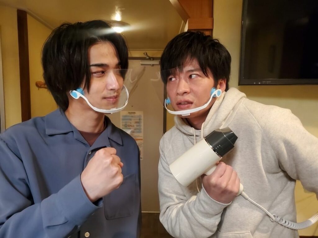 本日はみんな大好き翔太くん&どーやんコンビの撮影オフショットをお届け

#田中圭 #横浜流星
#流星くんの鉄拳に
#ドライヤーで対抗
#の圭さん
#映画ではバッ...