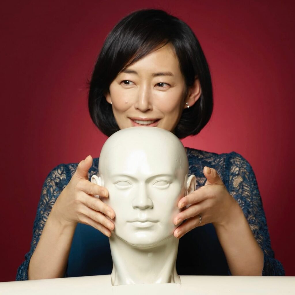 ポスター撮影の裏側①

皆さん劇場でよく見られたあな番ポスター
いろんなギミックが隠されてました

例えば…手
どのように撮影されたのか？裏側をお見せしちゃいま...