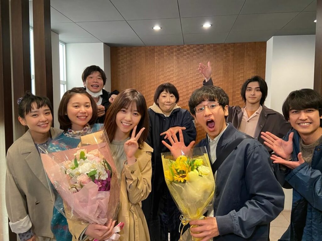 本日のクランクアップ写真は…

黒島役の #西野七瀬 さん、内山役の #大内田悠平 さん
内山くんの花束を見て、西野さんは「ひまわり！」と反応
連ドラで内山が黒...