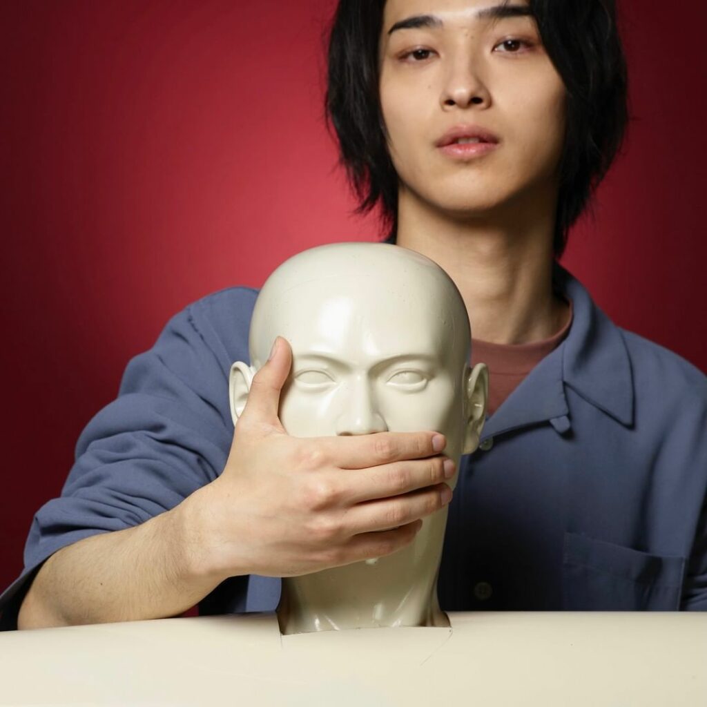 ポスター撮影の裏側⑤

二階堂忍役の #横浜流星 さんのの撮影風景をお見せします
#西野七瀬 さんと同じ構図ですが、雰囲気が全く違うのが特徴的

#唯一の男性の...