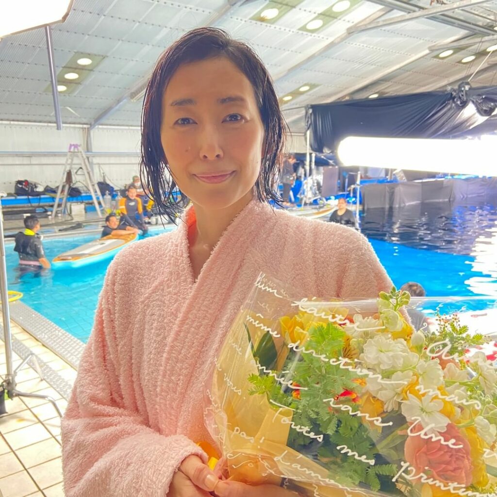 本日のクランクアップ写真は…
榎本早苗役の #木村多江 さん

なんとあの全力シーンでクランクアップ

木村さんは「本当に早苗という役が大好きで、またこうしてや...
