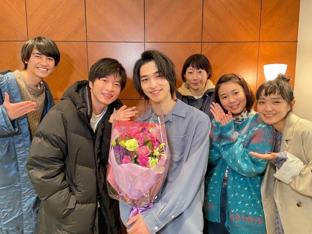 本日のクランクアップ写真は…
二階堂忍役の #横浜流星 さん

「皆さん明日もまた早いと思うので」と気遣いするも…圭さんから「嫌だ！もうちょっと欲しい!!(笑)...