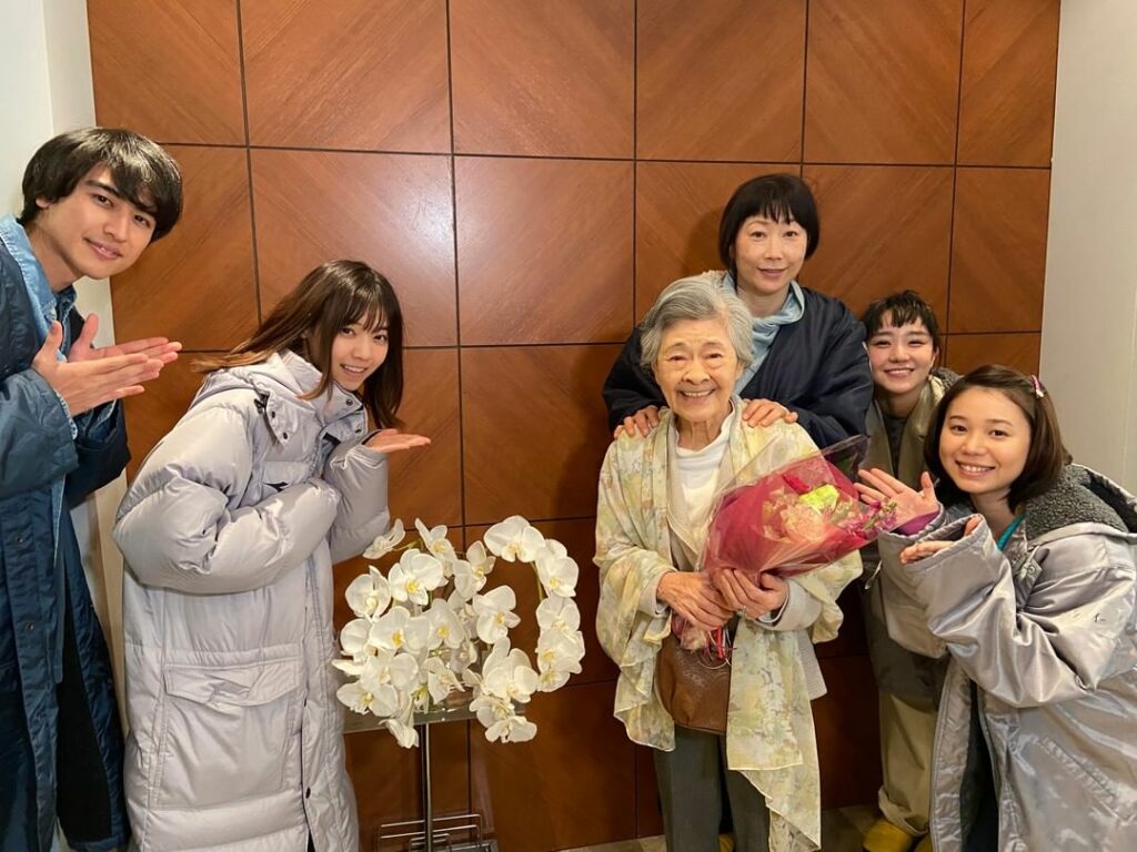 本日のクランクアップ写真は…
赤池幸子役の #大方斐紗子 さん

ドラマでかなり大きなインパクトを残した幸子さん
映画では孫娘への愛で大活躍

#あなたの番です...