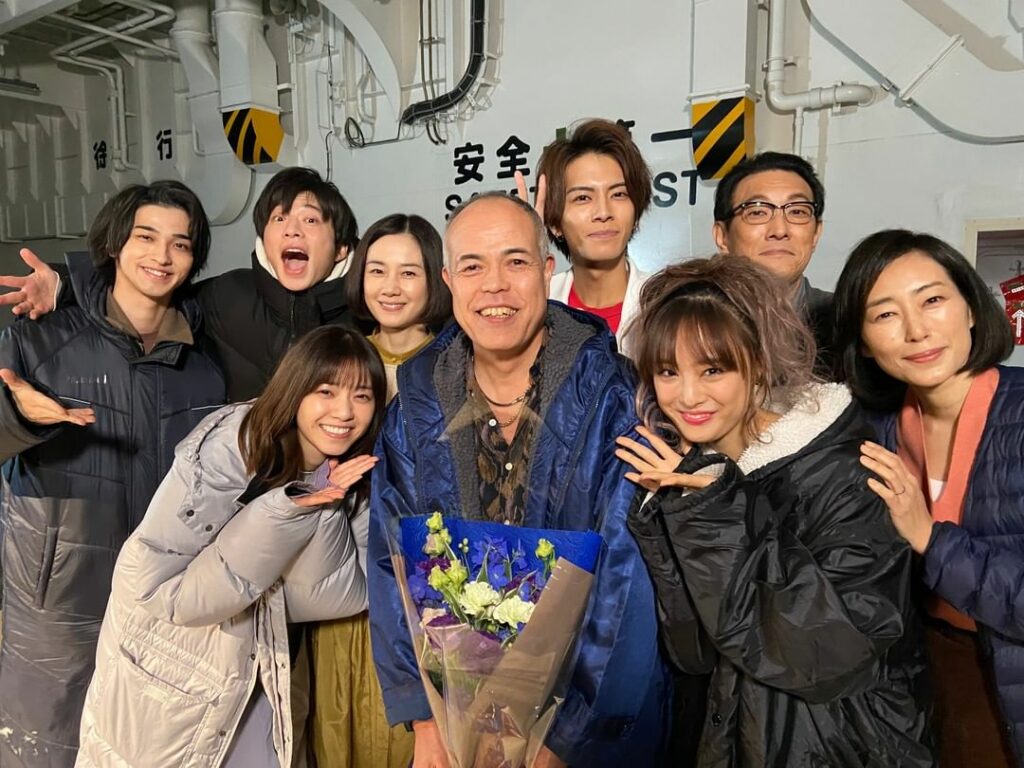 本日のクランクアップ写真は…
浮田啓輔役の #田中要次 さん

愛されパパを囲む家族写真みたいです
「死んだあとにみんなに会ってるのかなみたいな（笑）」と復活に...