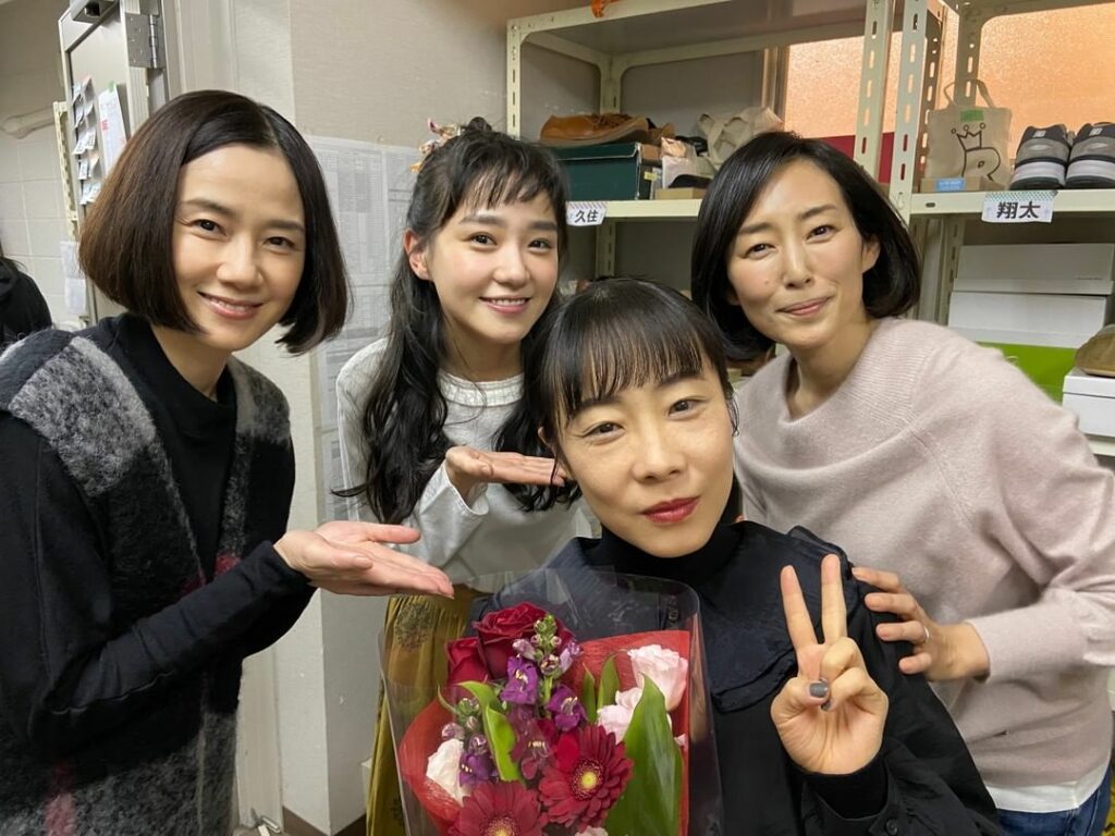本日のクランクアップ写真は…
木下あかね役の #山田真歩 さん

ゴッチャゴチャの前室も華やぐ女優の皆さま
木下さんのゴミ漁りが、映画ではあんなコトにつながるな...