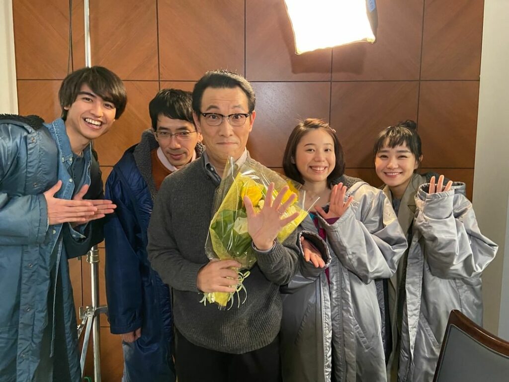 本日のクランクアップ写真は…
榎本正志役の #阪田マサノブ さん

暴走しがちな早苗さんにアタフタな正志さん
よーく見ると、色んな所でママをいなしてなだめる動き...