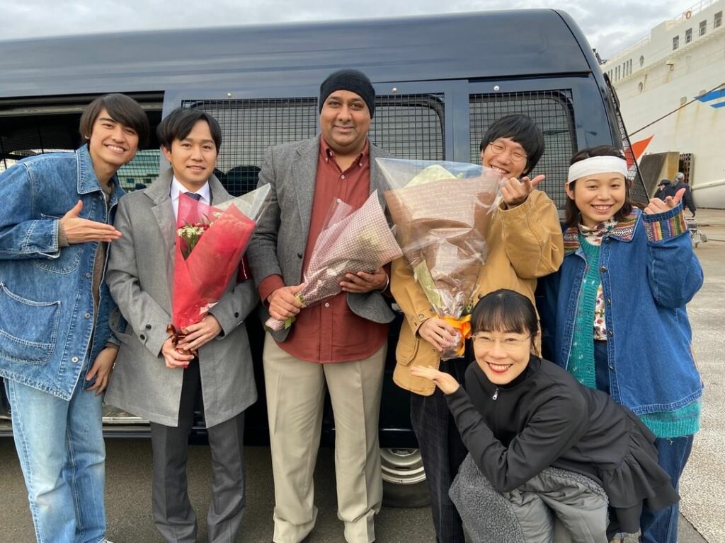 本日のクランクアップ写真は…
蓬田蓮太郎役の #前原滉 さん、イクバル役の #バルビ― さん、刑事役の #船津大地 さん

#蓬田ポーズ
#カッチャトーリ号の埠...