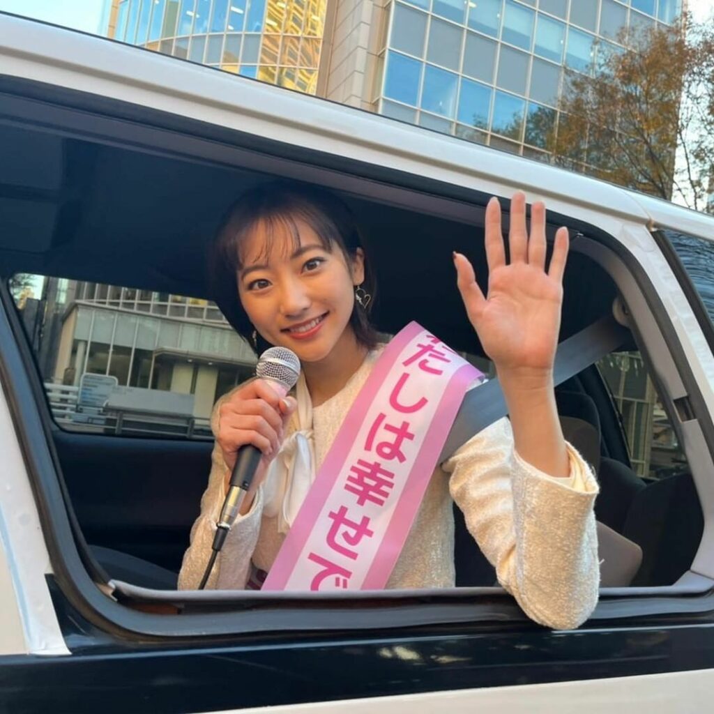 ハンサムオフショット

おいハンサム3話より
選挙カーで幸せを伝える三女・美香（武田玲奈）

コメント欄で幸せ総選挙開催！
皆さんの幸せエピをお聞かせください
...