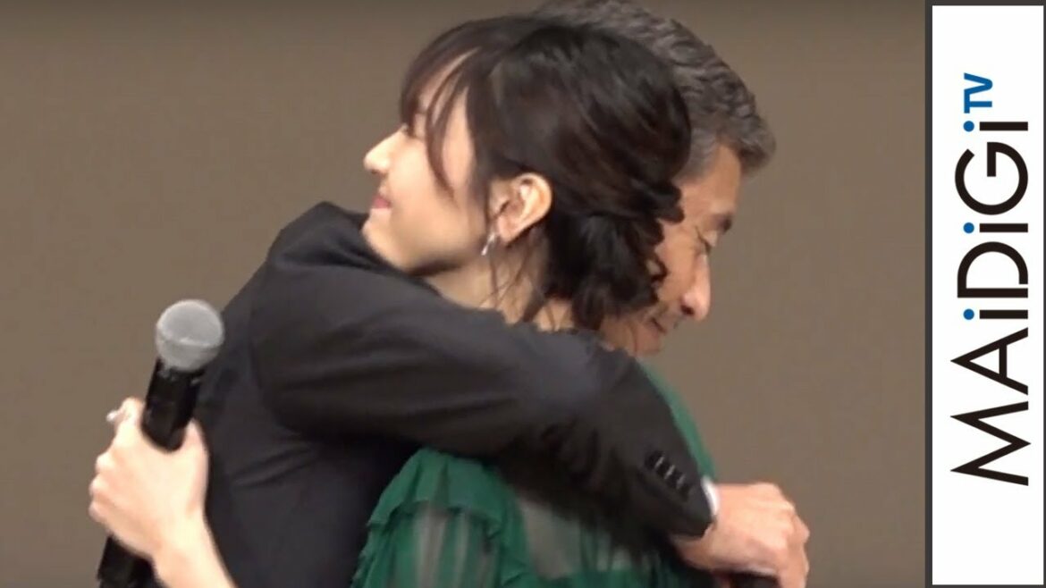 新垣結衣、舘ひろしと熱いハグ！「パパおめでとう」と喜び分かち合い　「第61回ブルーリボン賞」授賞式