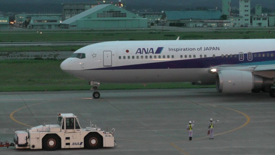いってらっしゃい "Have a Nice Flight" ANA (All Nippon Airways) Boeing 767-381 JA8569