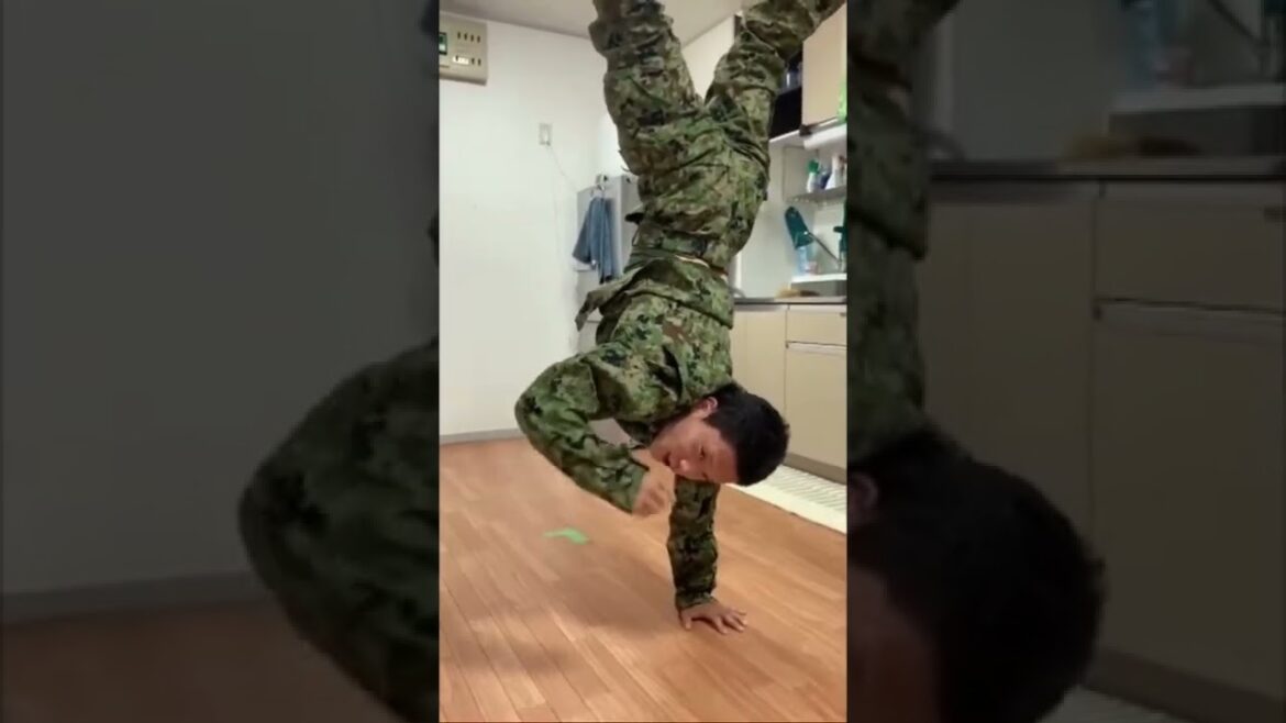 逆立ち勝負⁈　テッパチ!の中隊長もビックリ⁈第一空挺団出身の束野社長、空挺団時代のトレーニング紹介　ハウスクリーニングゴリピカ　#shorts  #トレーニング  #テッパチ　#お掃除