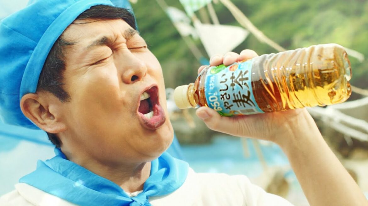 前田亘輝、『あー夏休み』替え歌を熱唱！グリーンダカラちゃん&ムギちゃん姉妹とおそろいの衣装／サントリー「GREEN DA・KA・RAやさしい麦茶」CM