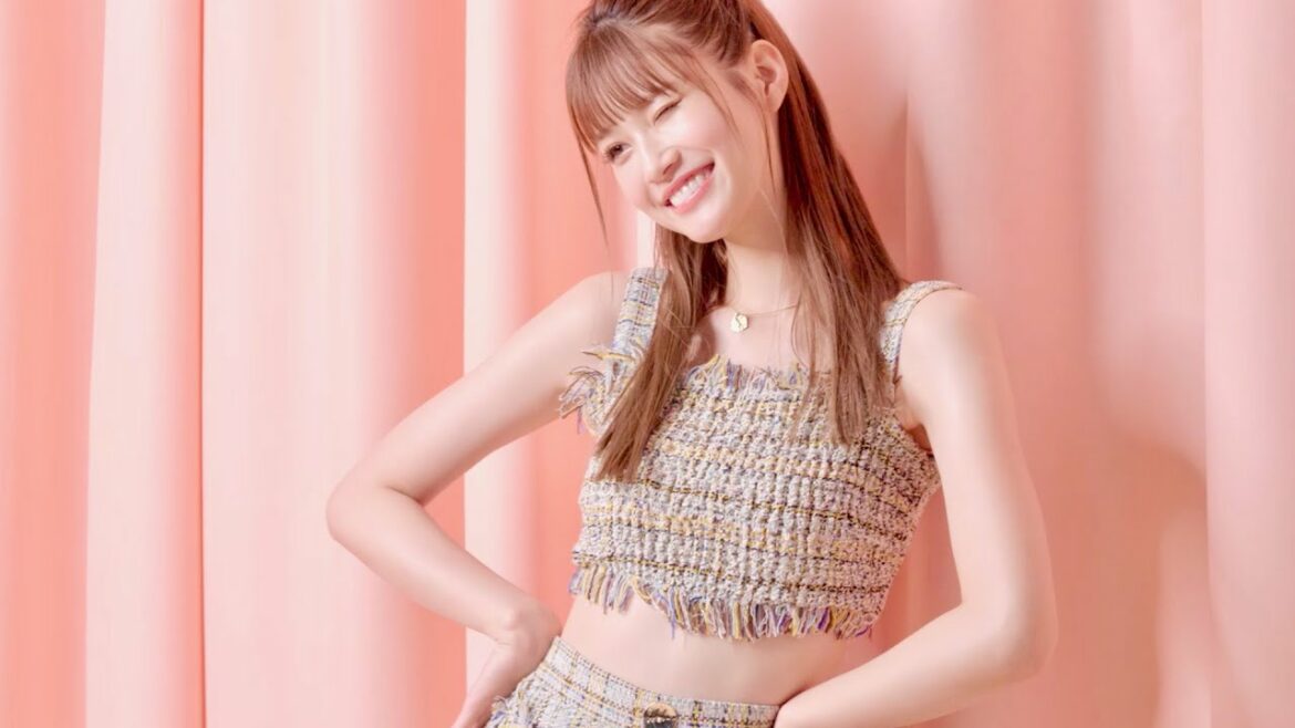 “めるる”生見愛瑠、ビスチェから美肌お腹もチラり！夏の日差しに負けないポップでハッピーな笑顔がはじける／コーセー「サンカット ライトアップUV エッセンス」CM＋メイキング＋インタビュー