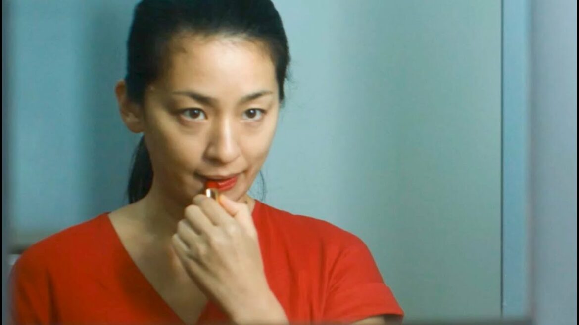 尾野真千子、覚悟を決めて真っ赤な口紅を塗り直す／映画『茜色に焼かれる』本編映像