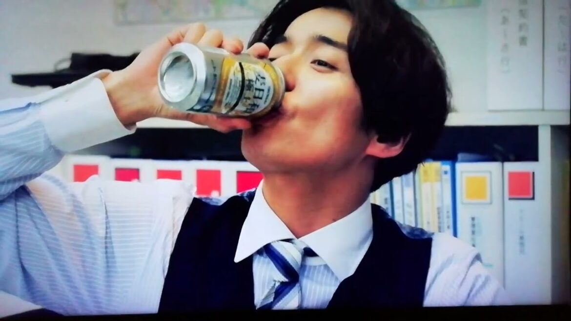 晩酌の流儀　餃子とビールを旨そうに飲食してる支店長を睨む不動産店スタッフ役の栗山千明さん