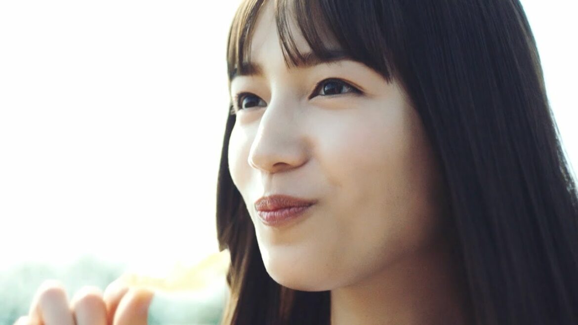 川口春奈×aiko、畑から愛を込めて！新曲「夏恋のライフ」を初公開／カルビー「じゃがいもチップス」「ポテトチップス うすしお味」CM