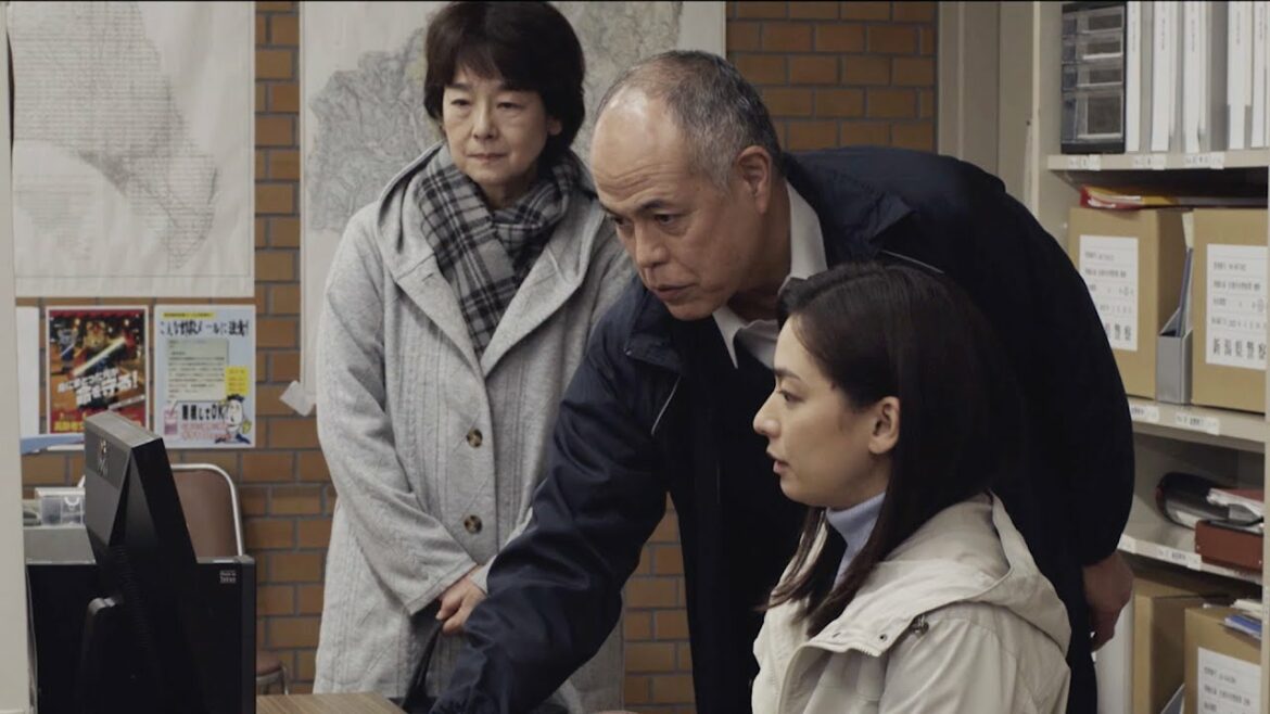 尾野真千子、田中裕子に連れられ身元不明遺体の一覧を閲覧／映画『千夜、一夜』本編映像