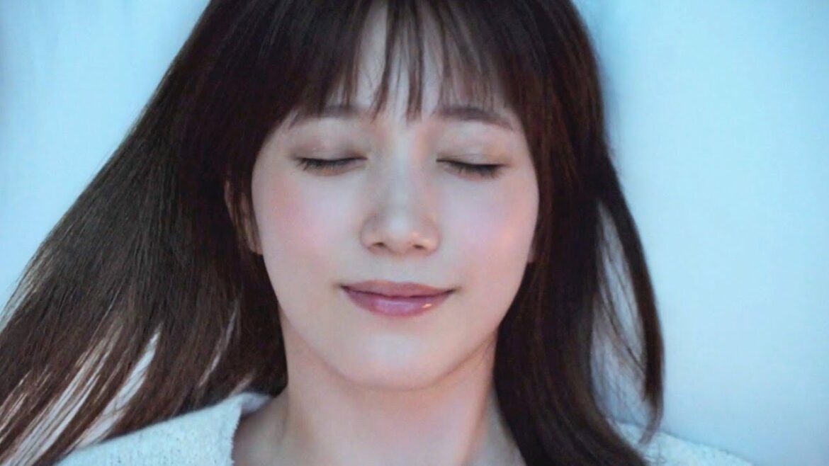本田翼、朝日の差し込むベッドで目覚めの笑み／ダイアン ナイトリペアCM＋インタビュー＋メイキング