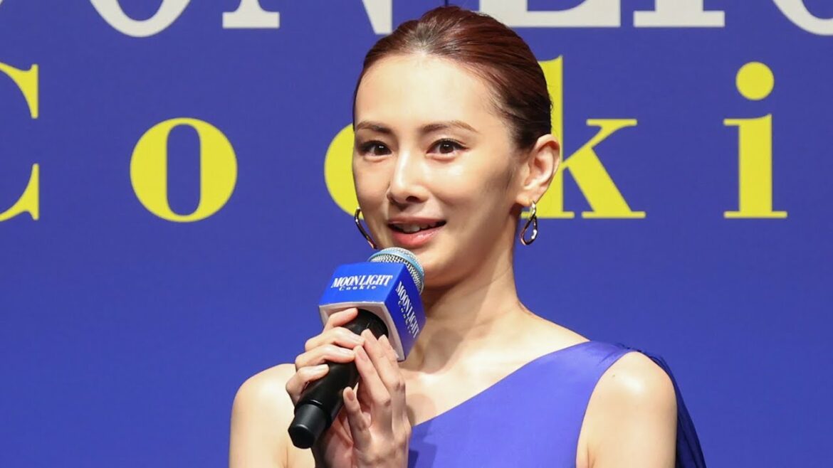 北川景子、豪華な⻘いドレスを纏いまさに女神降臨／森永ビスケット「ムーンライト」新CM発表会