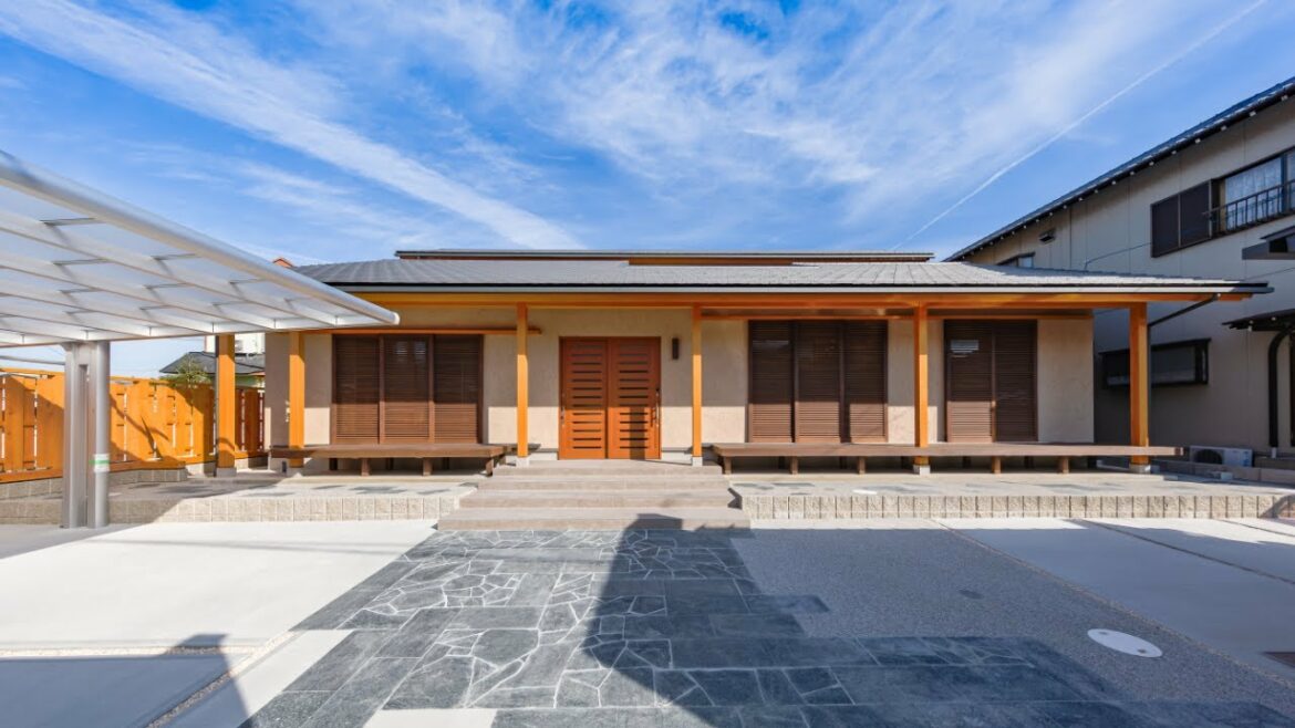 【完成建物】光溢れる、中庭を囲む家・平屋に見える大屋根・シラス壁と木格子の佇まい。