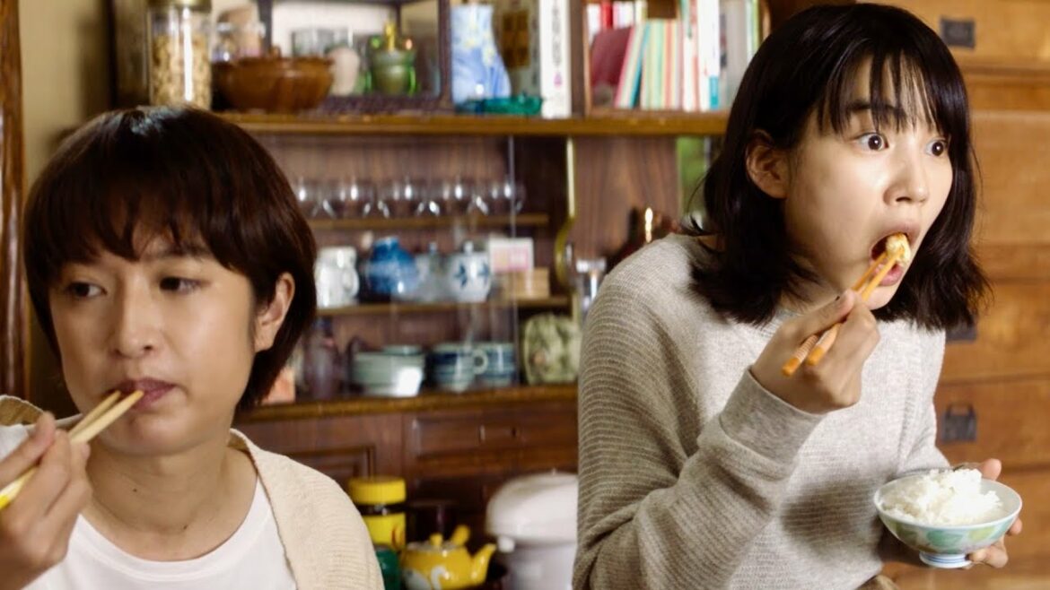 のん、無邪気にオムレツ頬張るも門脇麦、大島優子らの空気は重い／映画『天間荘の三姉妹』本編映像