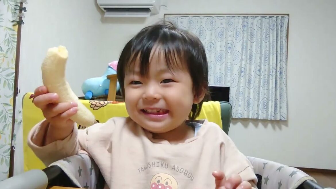 ①バナナの皮をむいてバナナを食べました👶❤🍌① I peeled the banana and ate it👶❤🍌
