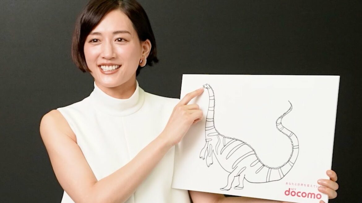 綾瀬はるか、CMにも登場する“小顔の恐竜”アバターを考案／NTTドコモCM＋メイキング＋インタビュー