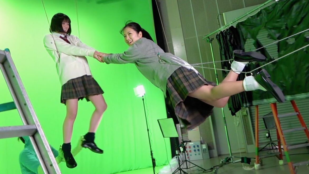 吉田美月喜、神谷天音ら制服姿のワイヤーアクション裏側大公開！映画『メイヘムガールズ』メイキング映像