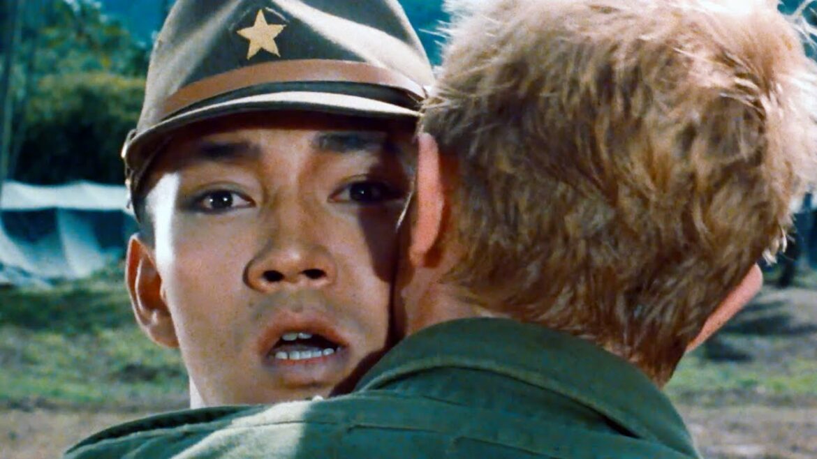 坂本龍一、デヴィッド・ボウイの美しいキスに震える／映画『戦場のメリークリスマス 4K修復版』予告編