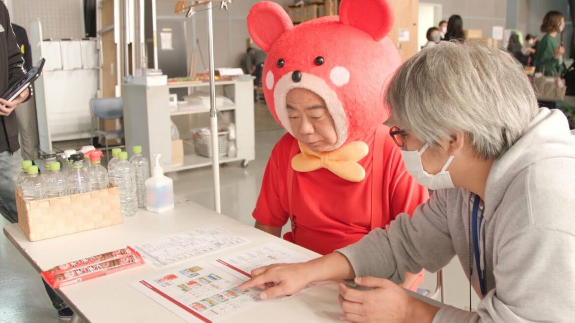 出川哲朗、プチクマのかぶり物姿で真剣に打ち合わせ／ブルボンプチシリーズCM＋メイキング＋インタビュー
