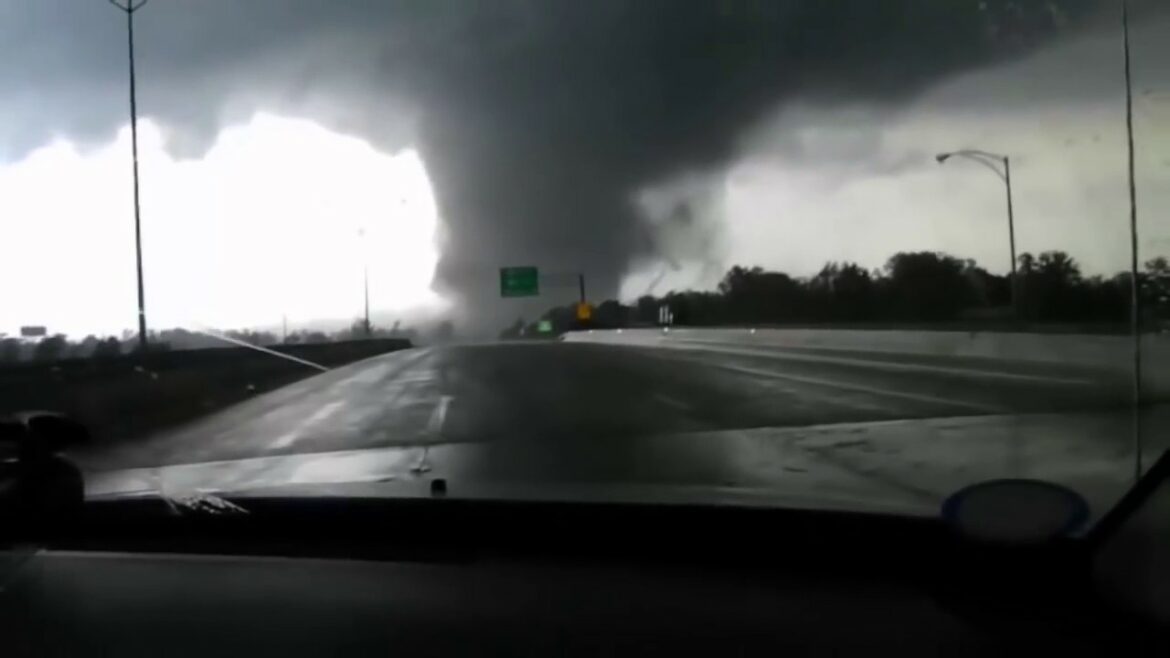 The terrifying power of the tornado that blows away all the homes - すべての家を爆破竜巻の恐ろしい力 - 怖い自然災害
