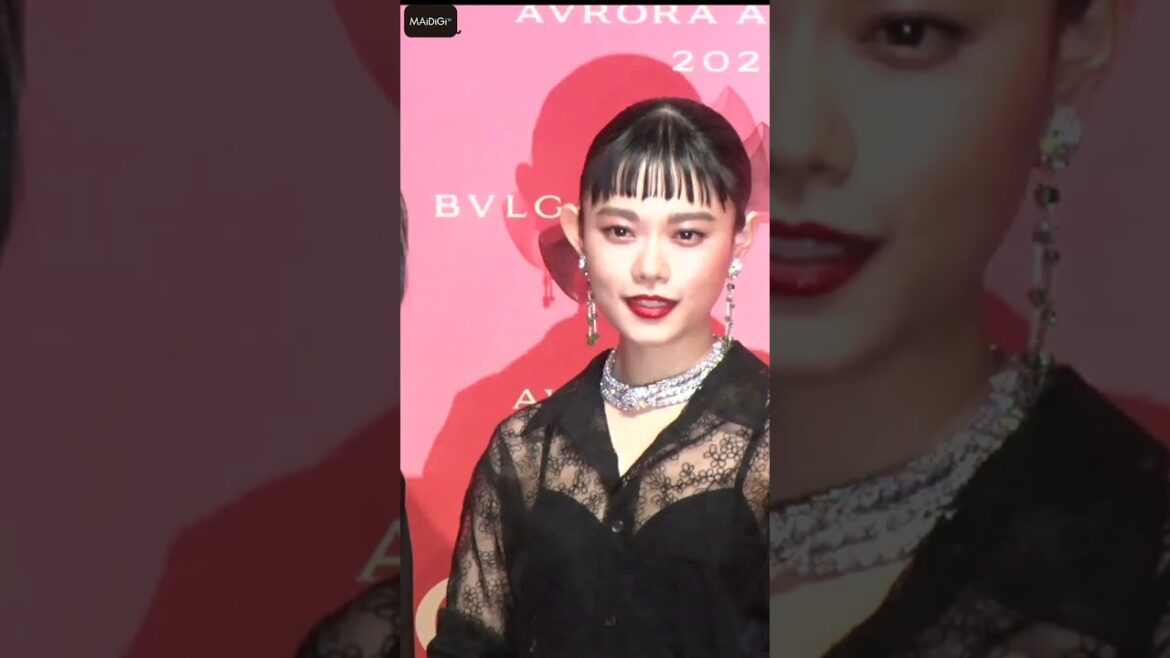 杉咲花、レースドレス×リボンでキュートさ満点！　総額1億1000万円の「ブルガリ」ジュエリーをコーディネート【MAiDiGi TV】