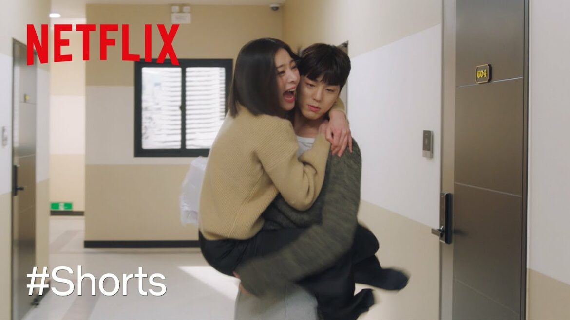 突然抱きつかれてもブレない頼もしすぎる体幹 | 社内お見合い | Netflix Japan