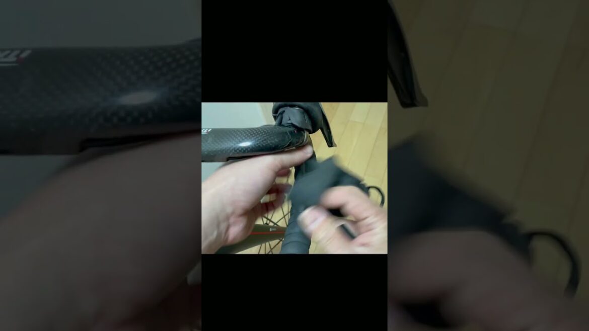 【アルアル動画】バーテープを新品にするために古いバーテープを剝がしてみると　#shorts #ロードバイク  #fuji