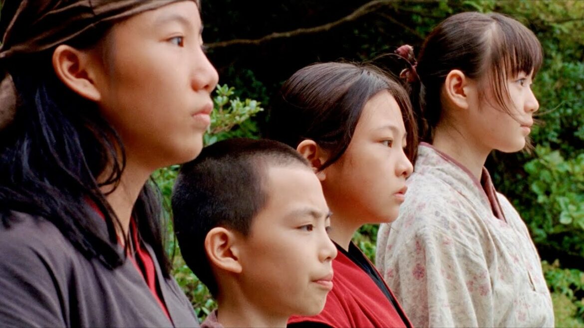 森に暮らす忍者の子ども達のアクションが凄い！映画『クモとサルの家族』予告編