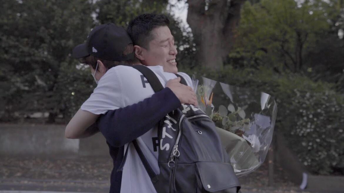 鈴木亮平、クランクアップで宮沢氷魚と涙のハグ！　映画『エゴイスト』「キャストが語る作品への思い・撮影秘話」
