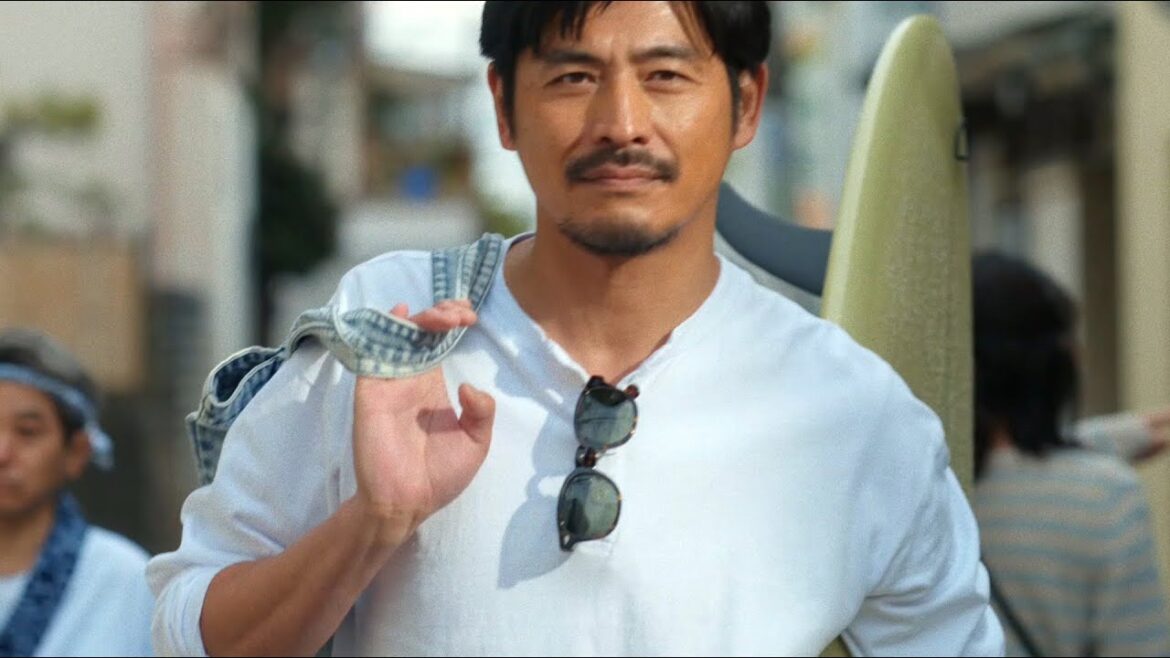 坂口憲二、自前のサーフボード片手に爽やか健在！MONGOL800キヨサクが名曲「川の流れのように」歌唱／サントリー生ビールCM＋メイキング＋インタビュー