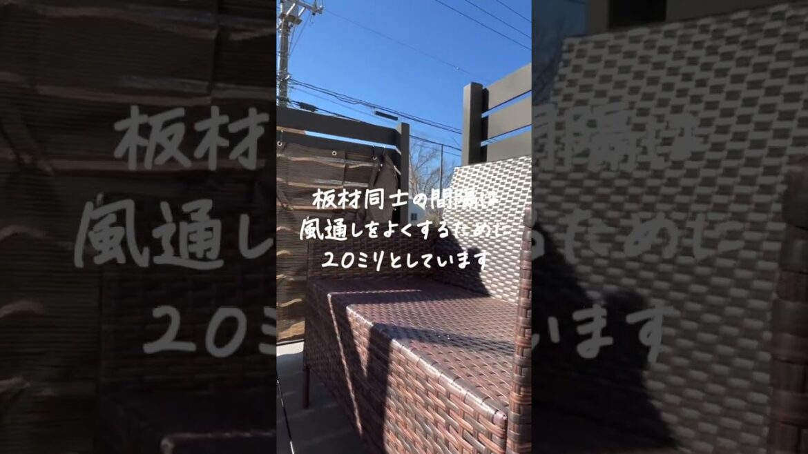強調しすぎていない黒色人工木フェンス