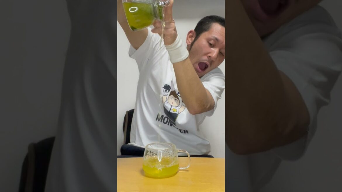 【相棒】杉下右京の紅茶の注ぎ方をマネするもテーブルをびしょびしょにするおじさん。＃Shorts